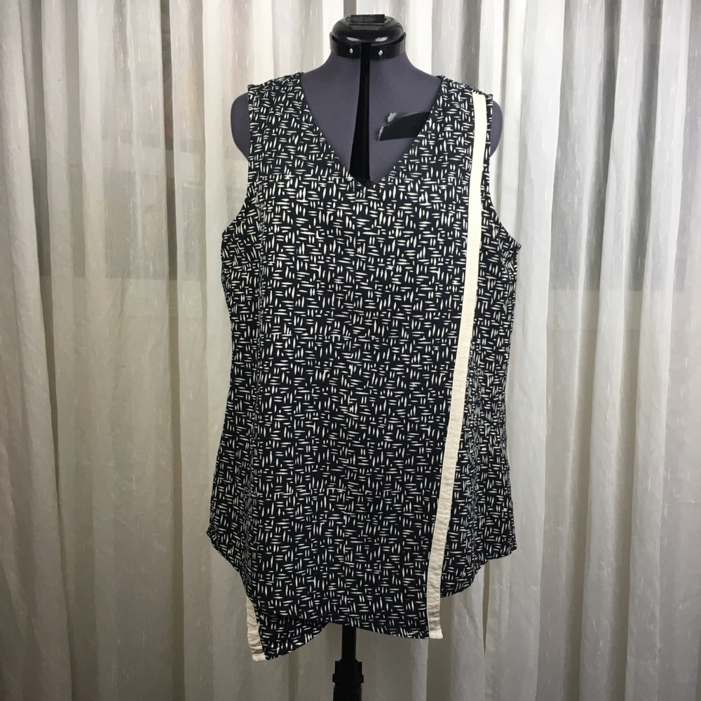 🦋 3 for $25 - Winding River Cross Over Sleeveless Top